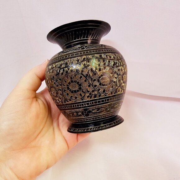 Vintage Etched Brass Vase with Black & Gold Floral Design, Nakkashi Engraving - Picture 5 of 6